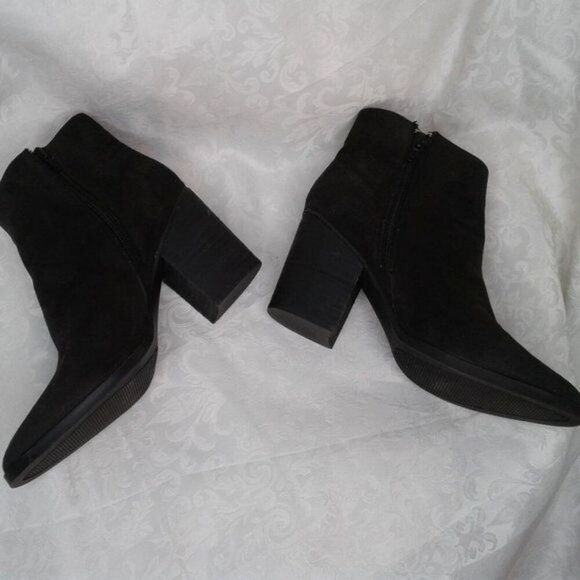 Madden Girl Shaakerr Chelsea Ankle Boots Chunk Heel Black Suede-Look Size 9M - Picture 8 of 14